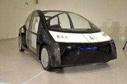 This Toyota concept car is made from carbon fibre.<br />In the future it could be made with plastics produced <br />from seaweed.”></td>
</tr>
<tr>
<td style=