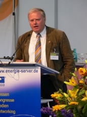 Helmut Lamp, MdB, Vorsitzender des <br />Vorstandes des BBE, bei der Eröffnung <br />der IHE 09 und des 9. Internationalen <br />BBE-Fachkongresses Holzenergie <br />in Augsburg. “></td>
</tr>
<tr>
<td style=