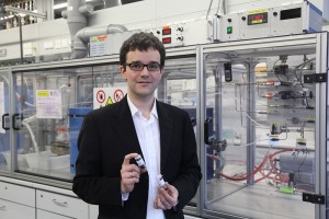 Carbon from carbide: Prof. Etzold in front of lab equipment <br />(Image: Georg Pöhlein)”></td>
</tr>
<tr>
<td style=