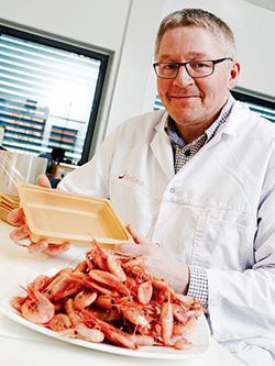 Director of Research Morten Sivertsvik with <br />environmentally-friendly packaging made of chitosan<br />from shrimp shell. Nofima is participating in an EU <br />project to research safe and active packaging that not<br />only conserves but also improves the food products. <br />Photo: Steinar Engelsen”></td>
</tr>
<tr>
<td style=