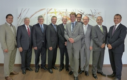 Die Mitglieder der Gründungssitzung von Composites Germany, von links nach rechts: Patrick Mar-<br />kert, Prof. Axel Herrmann und Dr. Dieter Meiners (CFK- Valley), Dr. Reinhard Janta und Dr. Hans-Wolf-<br />gang Schröder (CCeV), Dr. Elmar Witten (AVK), Thorsten Kühmann und Dr. Walter Begemann und <br />Thomas Waldmann (VDMA), Dr. Michael Effing (AVK)”></td>
</tr>
<tr>
<td style=